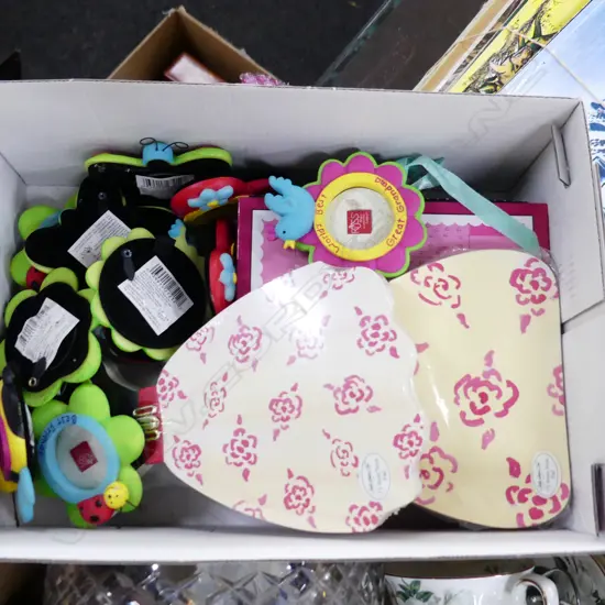 BOX LOT NOVALITY MAGNETIC FRIDGE PHOTO FRAMES STATIONARY ETC