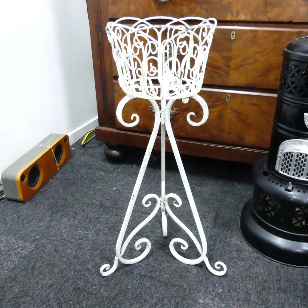 VINTAGE WHITE IRON PLANT STAND Image 1++