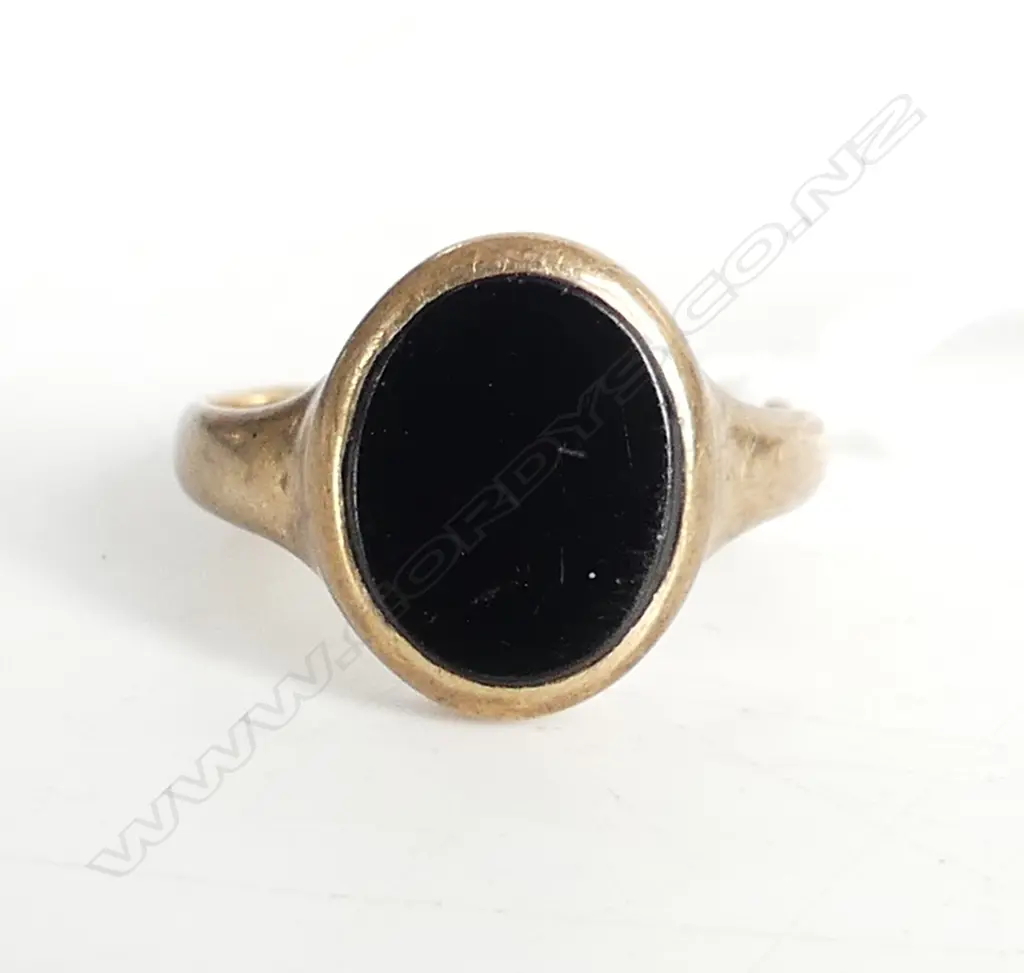 9CT GOLD & ONYX RING, 1.4gm   small size G 1/2 Image 1++