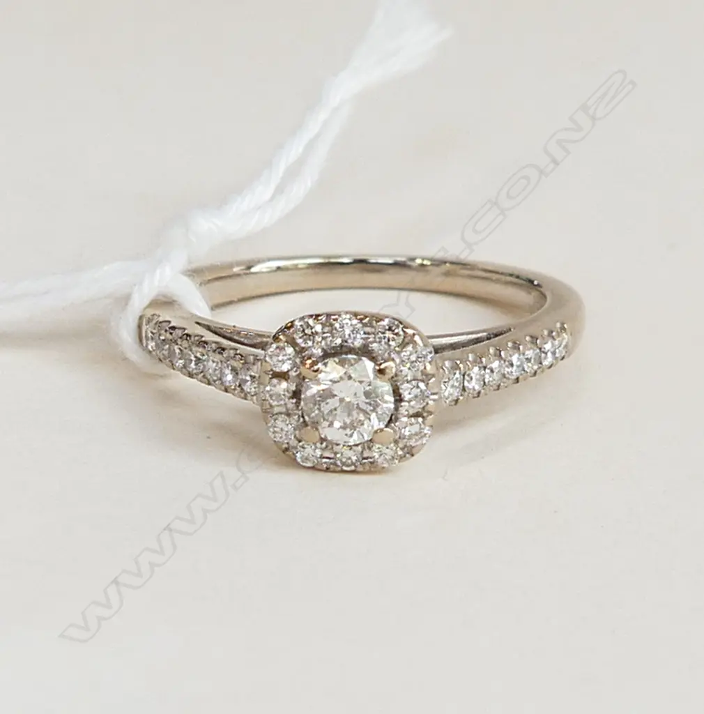 18CT WHITE GOLD DIAMOND RING 3.6 GRAMS w. 2023 VALUATION Image 1++