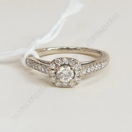 18CT WHITE GOLD DIAMOND RING 3.6 GRAMS w. 2023 VALUATION