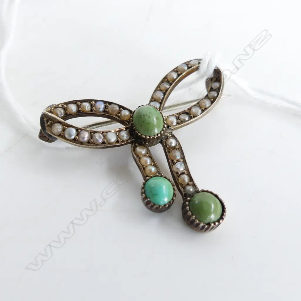 STYLISH EDW.  9CT GOLD & TURQUOISE BOW BROOCH 3.38gms Image 1++