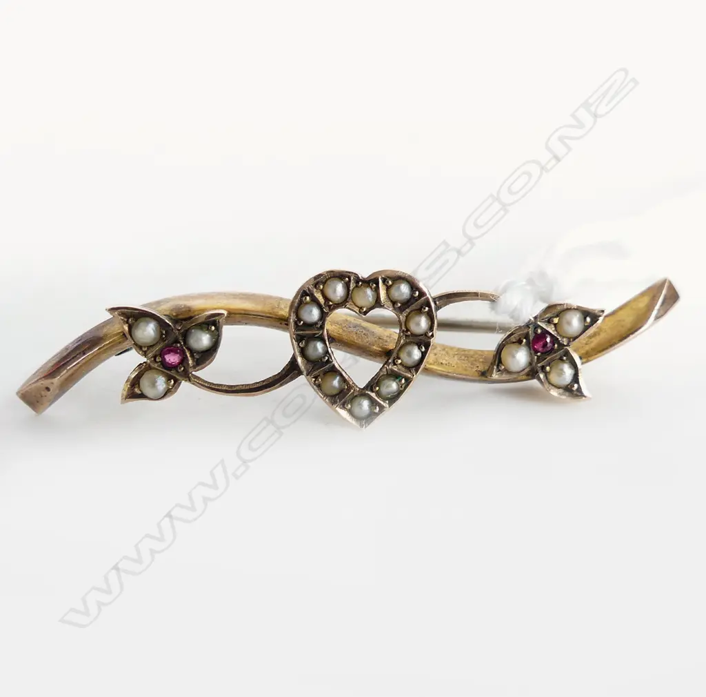 EDW 9CT GOLD & SEED PEARL BROOCH heart center Image 1++
