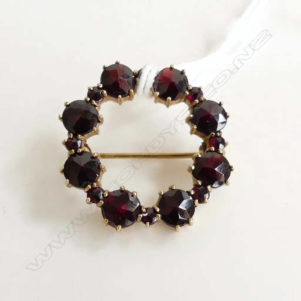 VINTAGE 333 8CT GOLD & GARNET CIRCLE BROOCH 4.8gms Image 1++