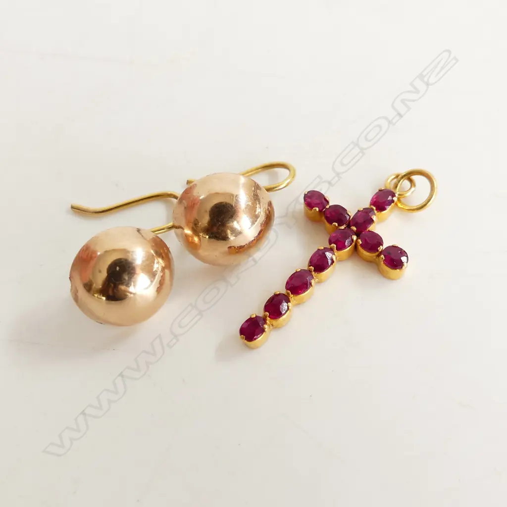 PR 9CT GOLD DISC EARRINGS 1.28gm + 18CT & RUBY SMALL CROSS .88gm Image 1++