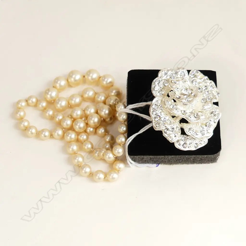 COSTUME PEARL NECKLACE & LGE FANCY RING silver ? Image 1++