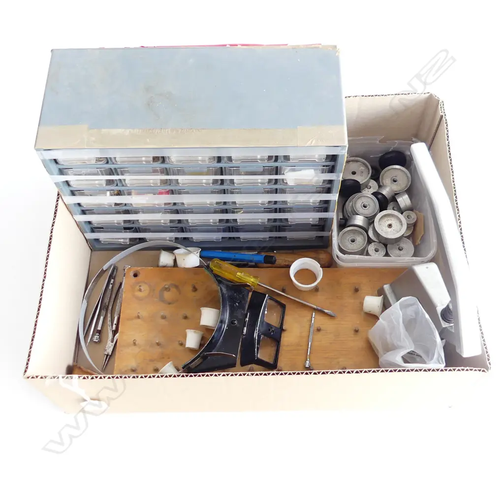 SMALL BOX WATCH MAKERS TOOLS & WATCH PARTS Image 1++