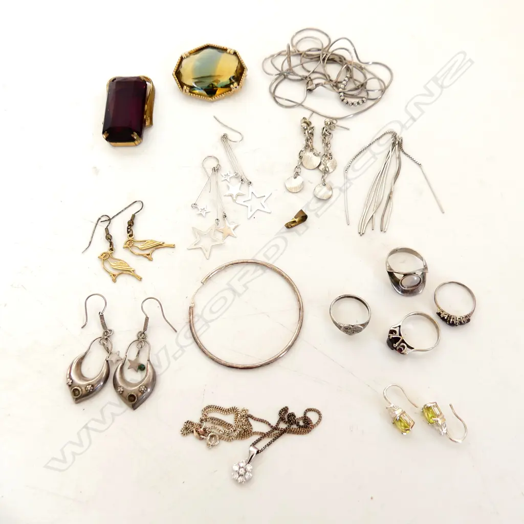 asst SILVER & COSTUME JEWELLERY: RINGS. NECKLACES. EARRINGS. BROOCHES ETC Image 1++