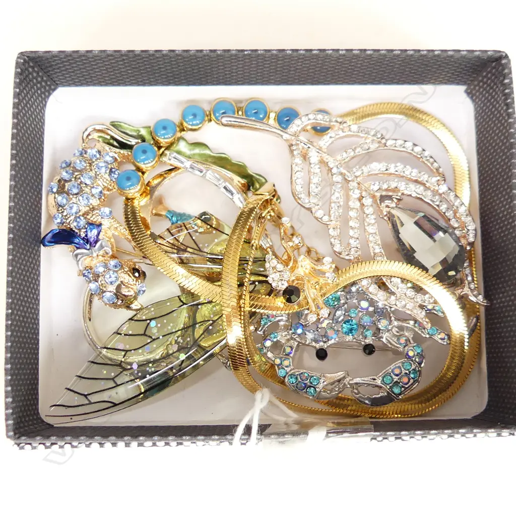 6 PCES COSTUME FASHION JEWELLERY; 4 BROOCHES, NECKLACE, RING Image 1++