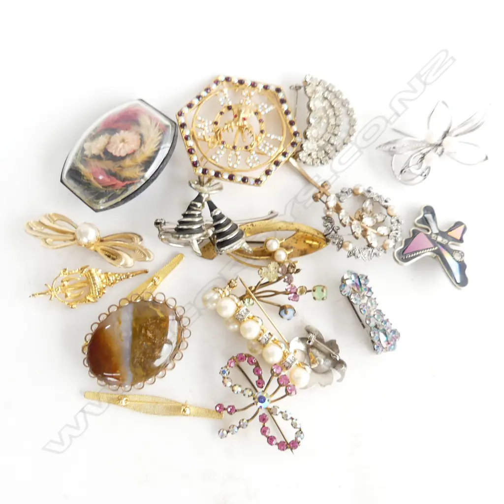 ASST. COSTUME BROOCHES Image 1++