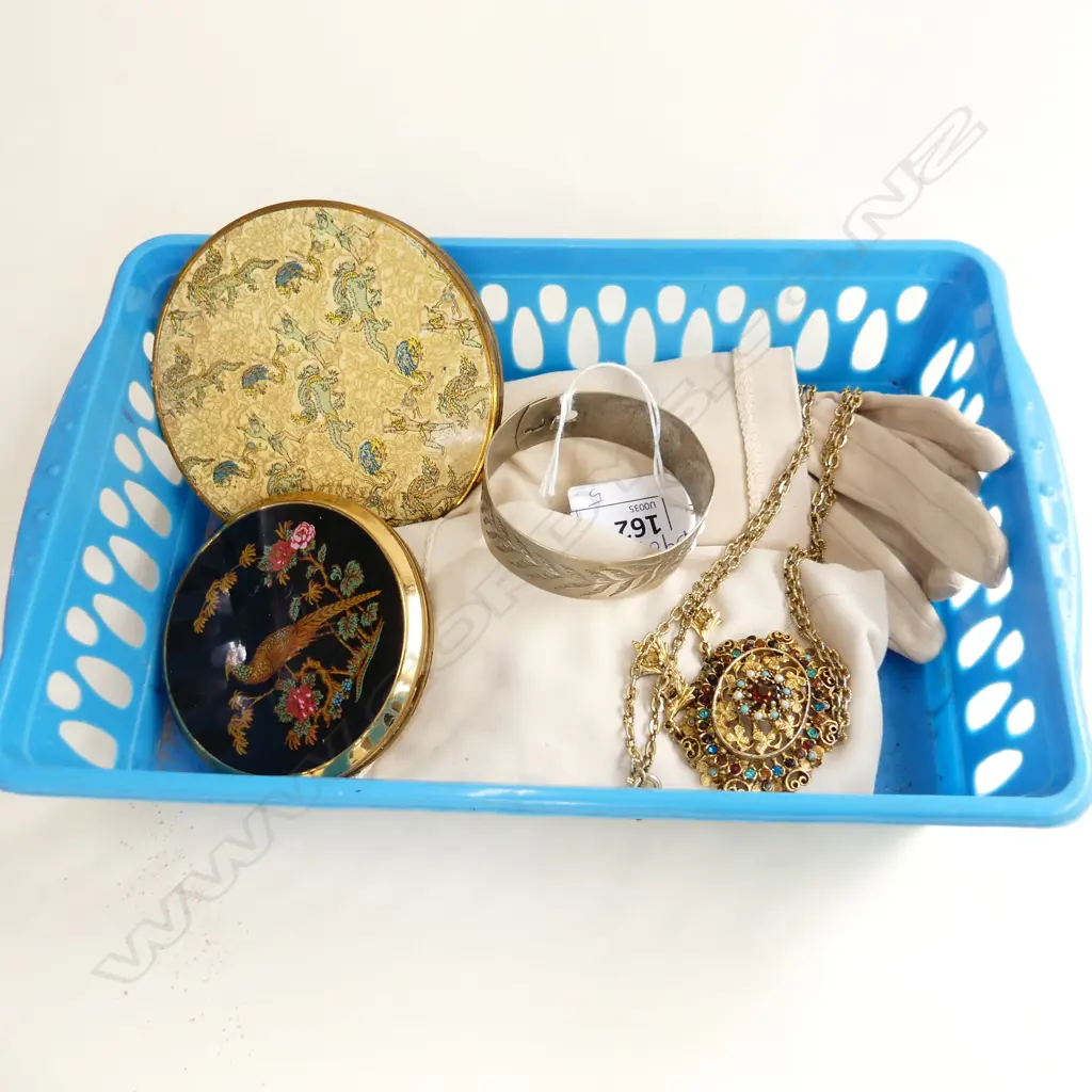 PR GLOVES, 2 COMPACTS, BANGLE & COSTUME NECKLACE Image 1++