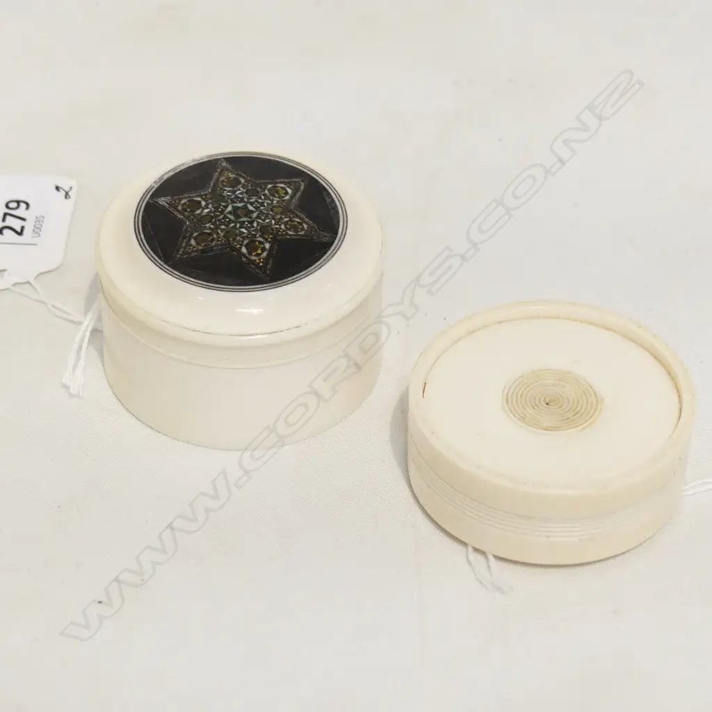 2 IVORY LIDDED TRINKET BOXES, 1 W INLAID LID Image 1++