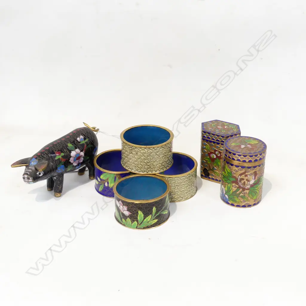 7 PCES CLOISONNE; 4 NAPKIN RINGS, 2 LIDDED CONTAINERS, PIG L.100mm Image 1++