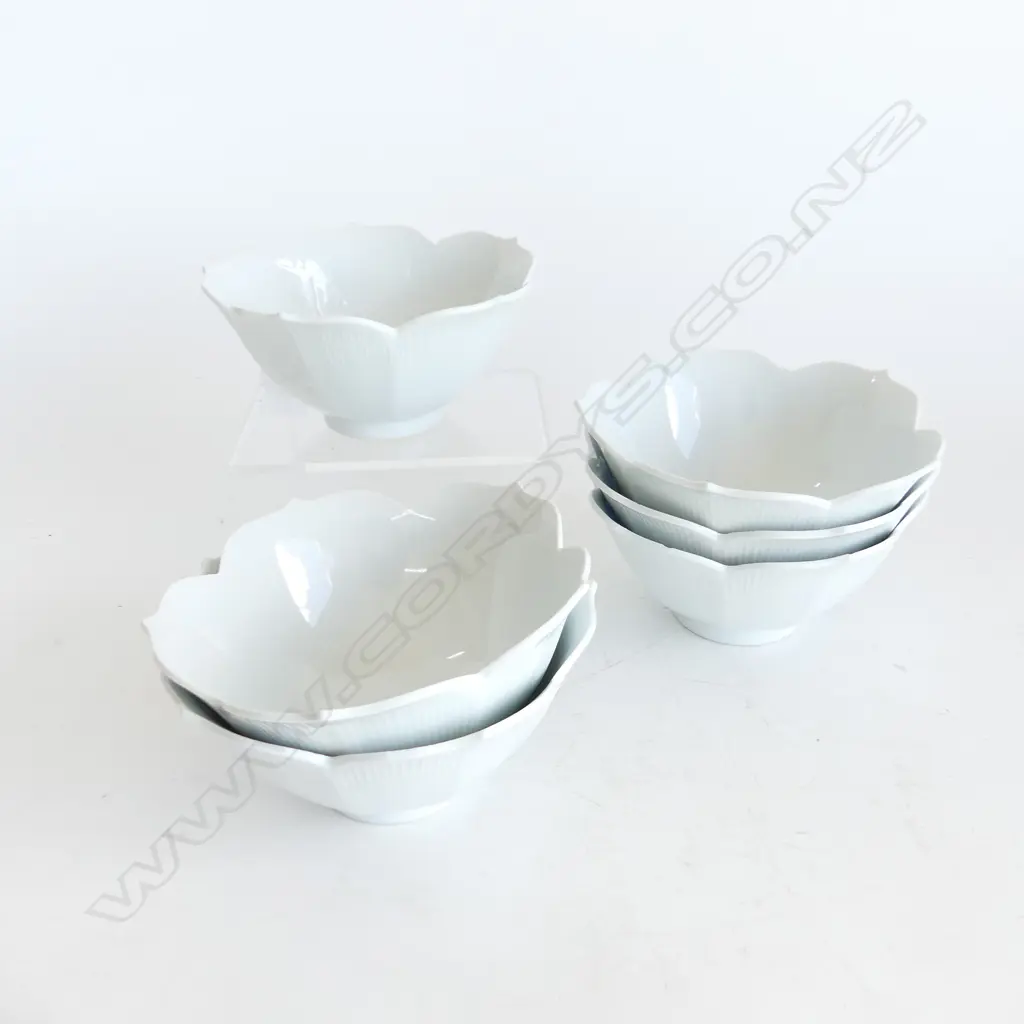 SIX JAPANESE WHITE PORCELAIN LOTUS BOWLS Dia.150mm Image 1++