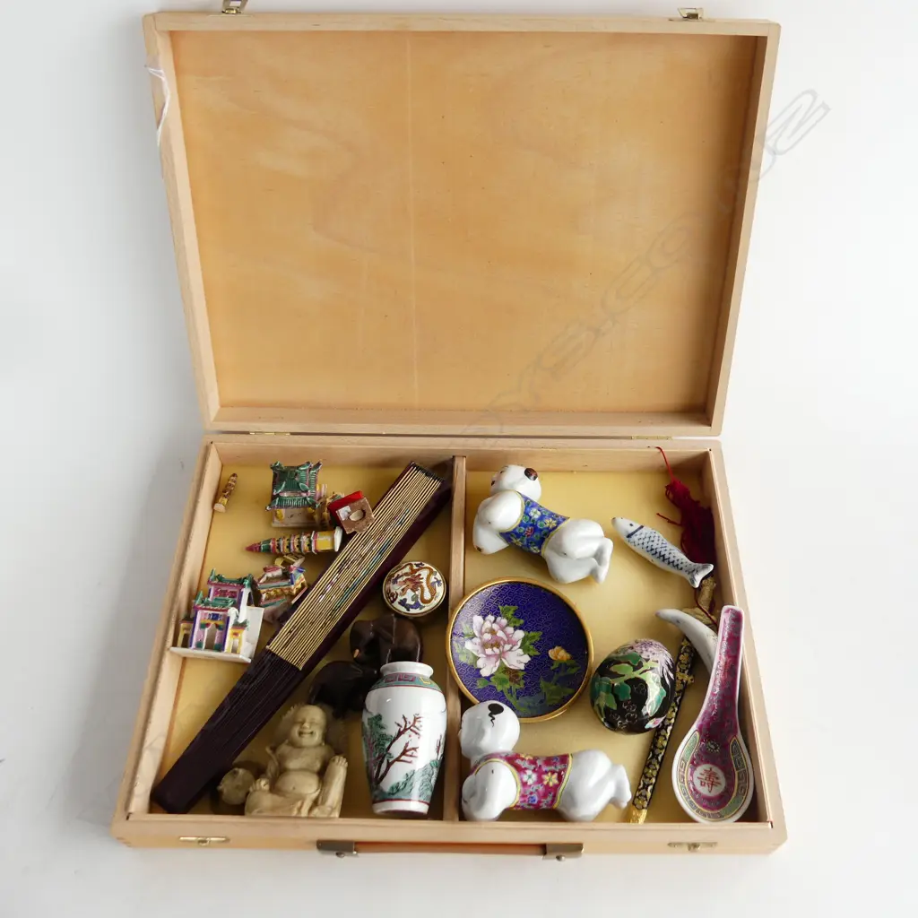 WOODEN BOX W410 & CONTENTS ORIENTAL COLLECTABLES Image 1++