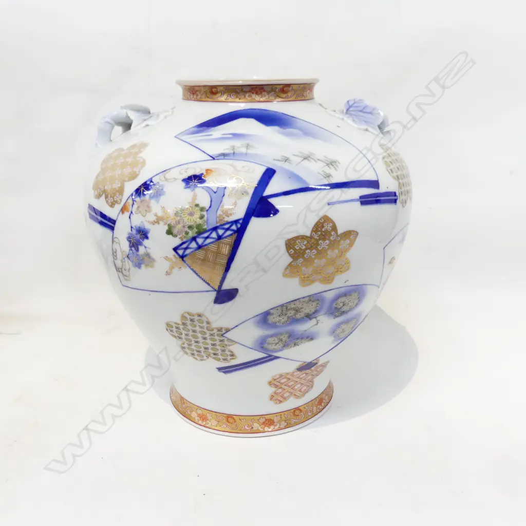 LARGE BL/WH JAPANESE JAR DECORATED WITH MONS & FAN DETAIL. 250X270mm Image 1++