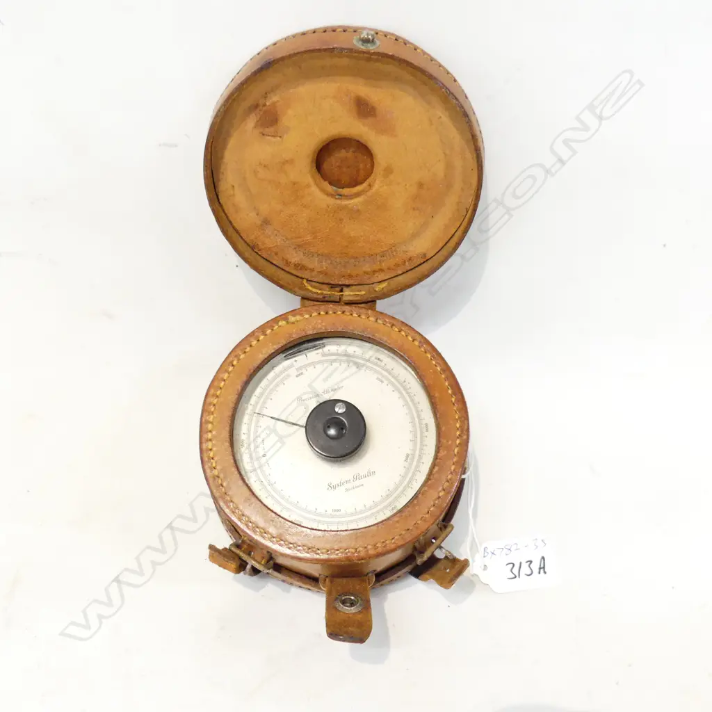 VINTAGE ALTIMETER IN LEATHER CASE DIA100MM  Image 1++