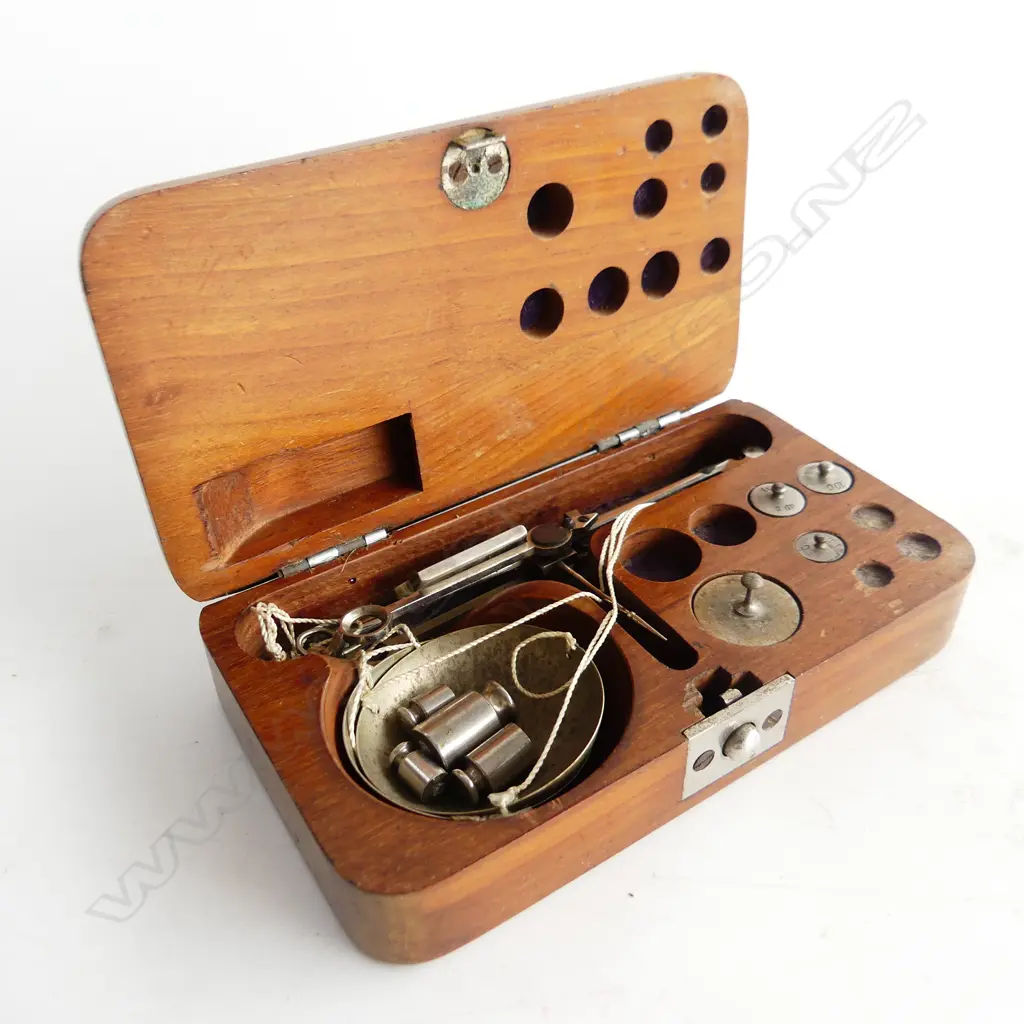 SMALL CASED GOLD SCALES & WEIGHTS L130MM Image 1++