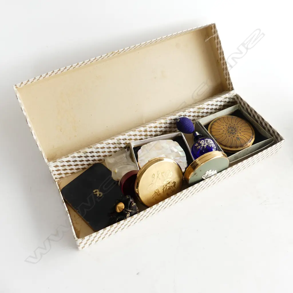 BOX LOT L340MM VINTAGE PERFUME BOTTLES & COMPACTS Image 1++