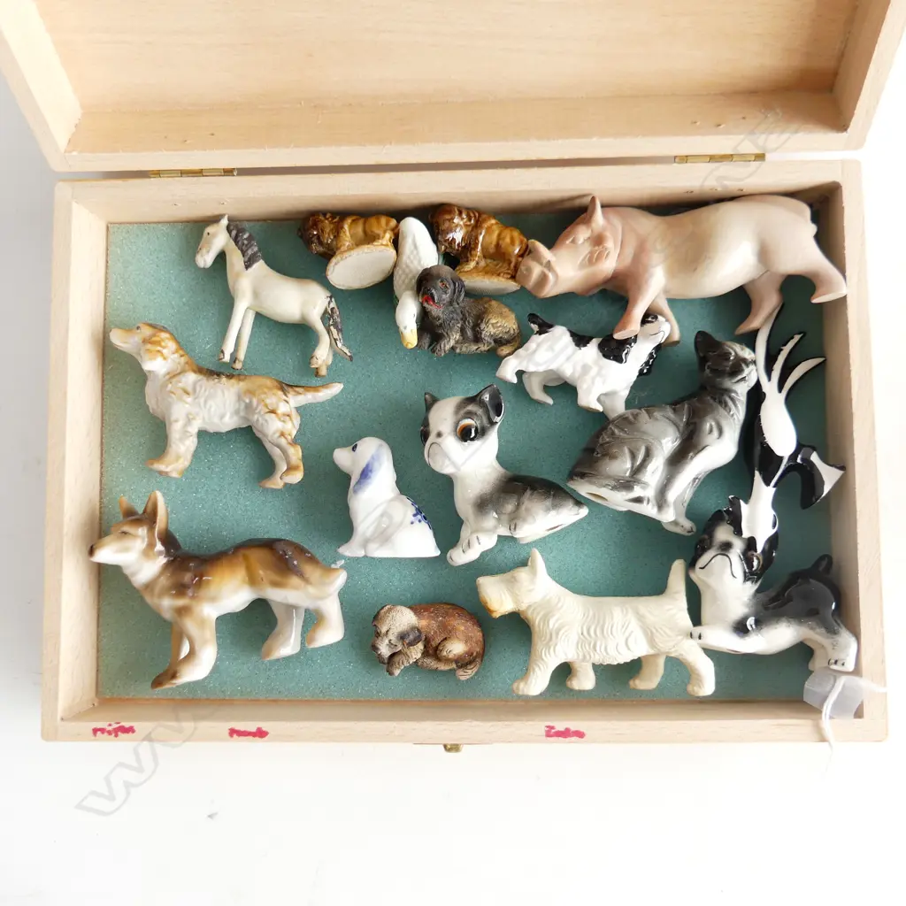 SMALL WOODEN BOX W290MM & CONTENTS VINTAGE MINITURE ANIMAL COLLECTION Image 1++