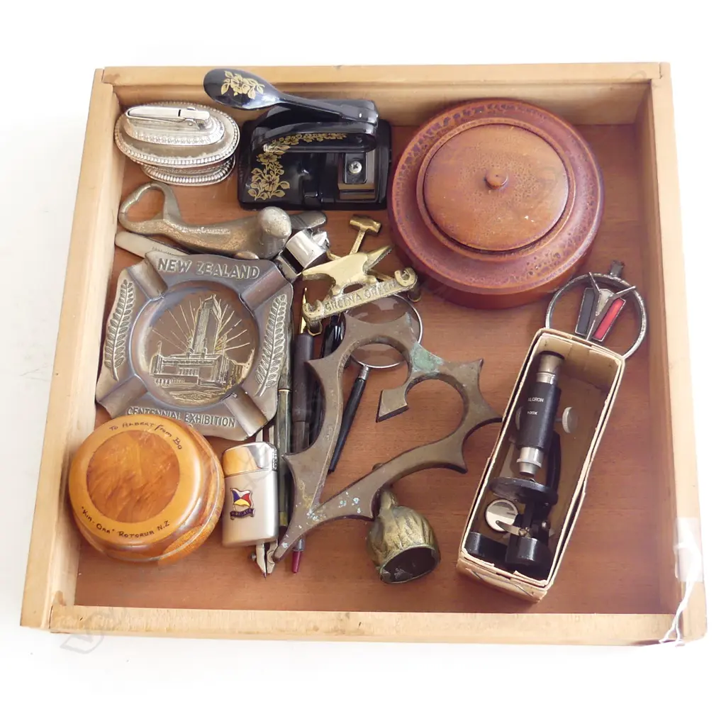 WOOD TRAY WITH 20 VINTAGE COLLECTABLES Image 1++