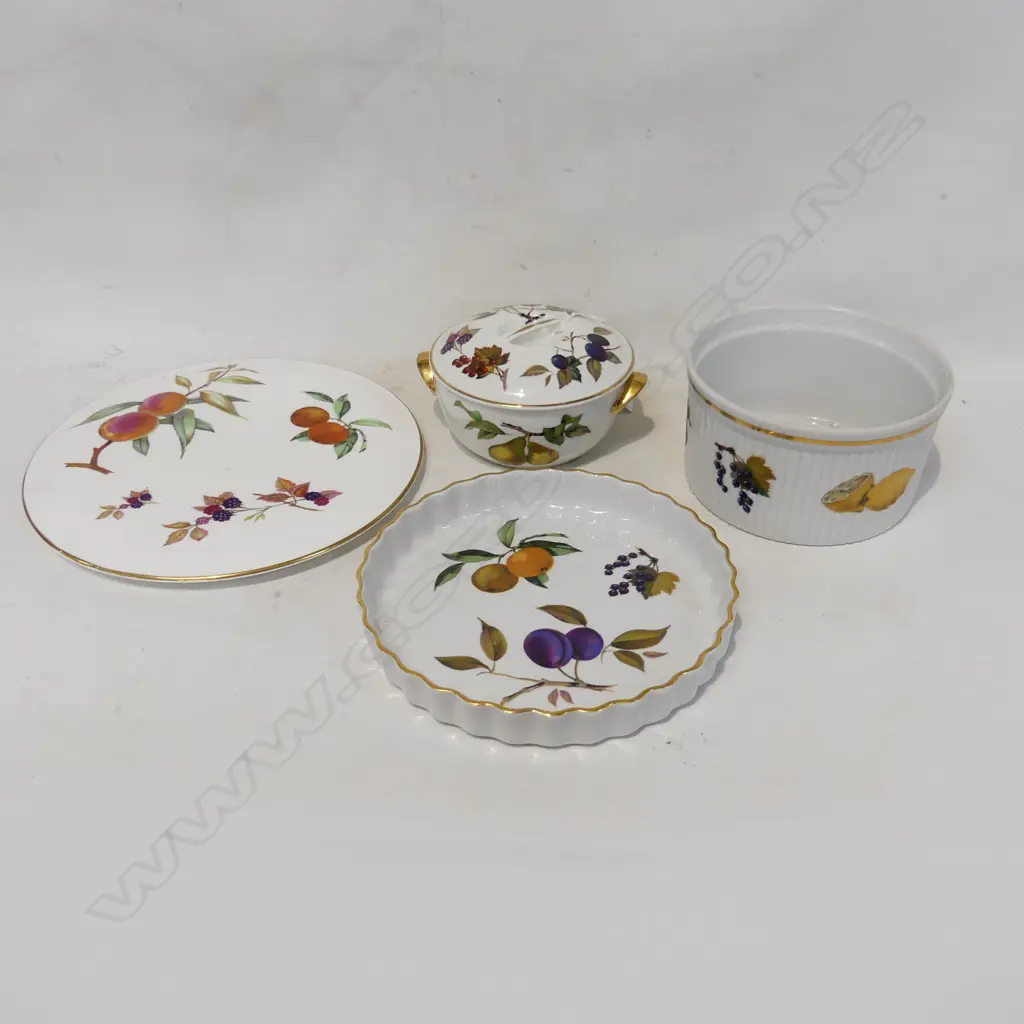 4 PCES ROYAL WORCESTER EVESHAM; PLATE 280mm dia Image 1++