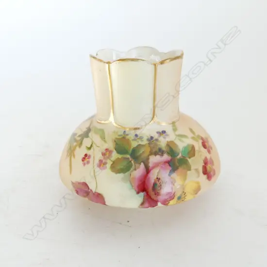 R/WORCESTER SMALL SQUAT VASE coloured florals on peach ground Dia.95mm