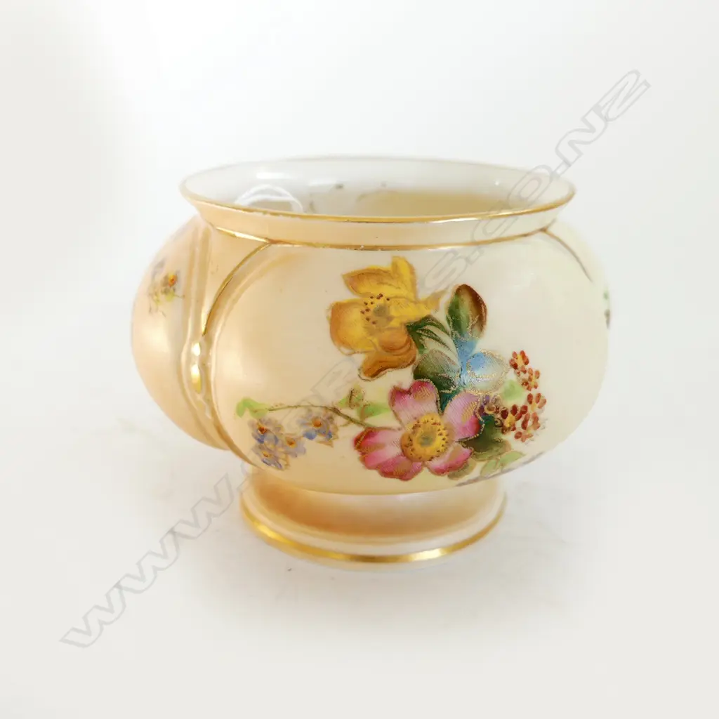 R/WORCESTER SMALL SQUAT VASE coloured florals on peach ground Dia.90mm Image 1++