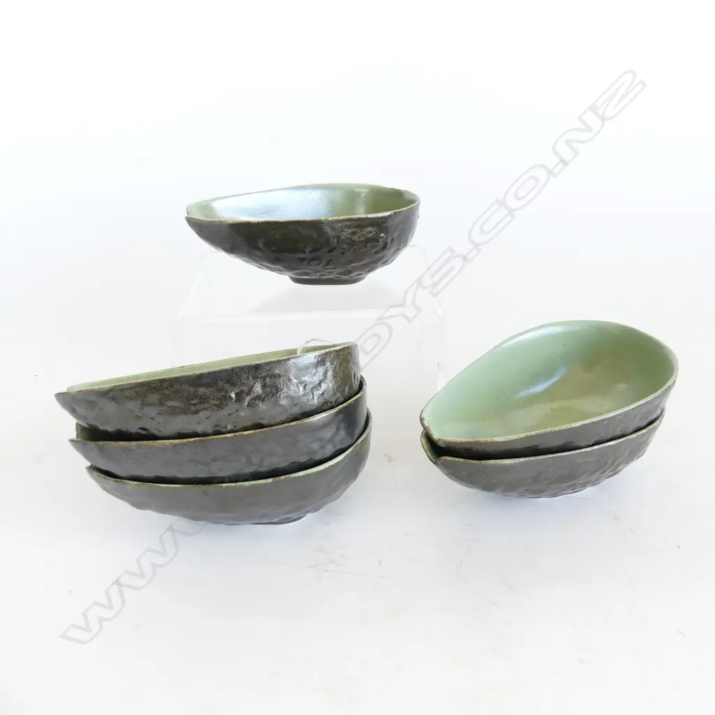 SIX HANDMADE POTTERY AVOCADO DISHES L.130mm Image 1++