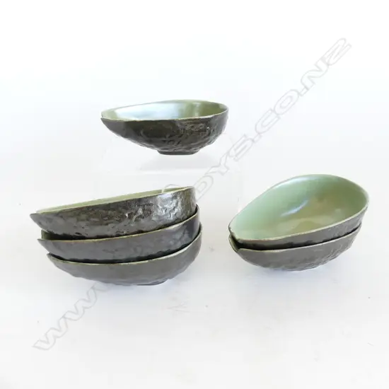 SIX HANDMADE POTTERY AVOCADO DISHES L.130mm