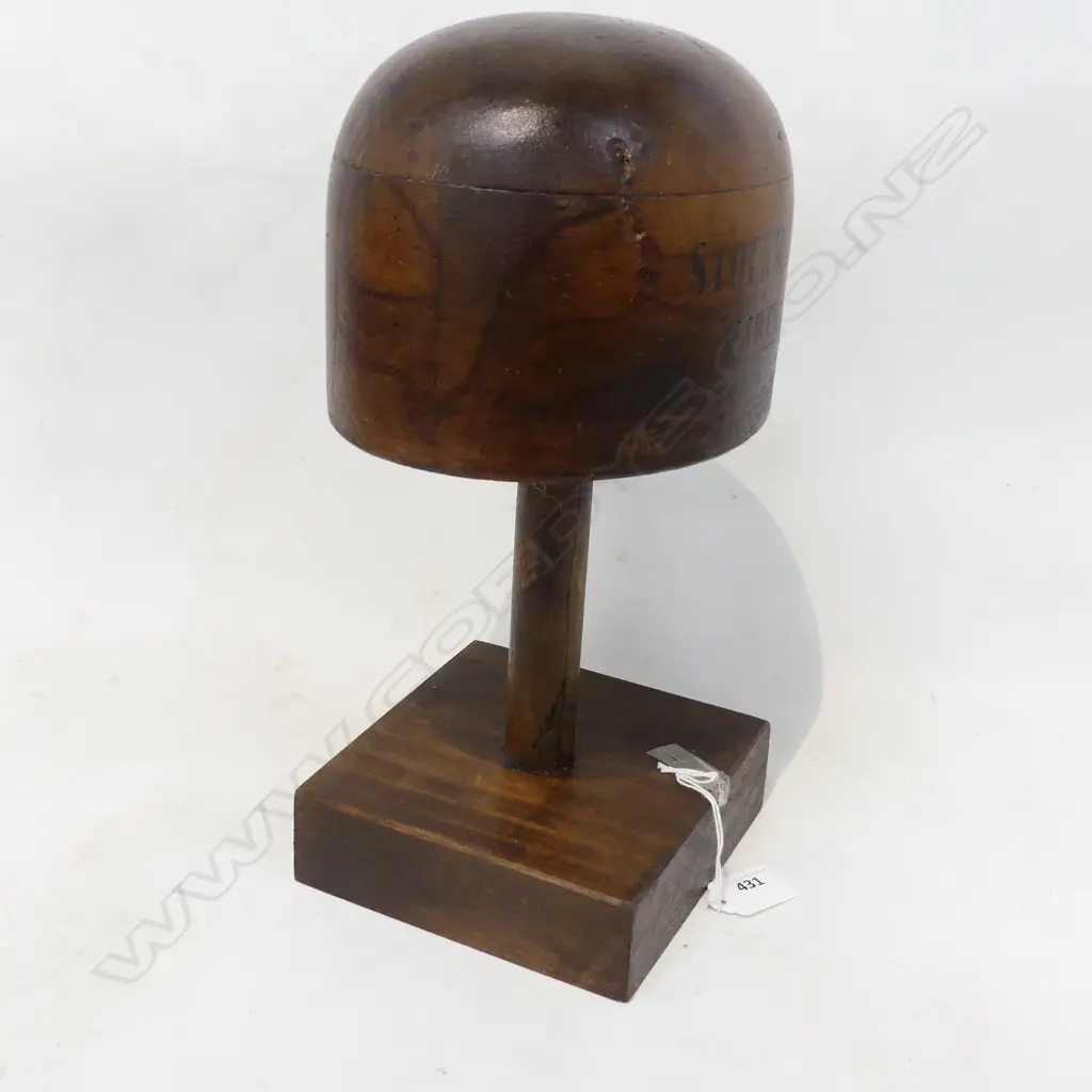 WOODEN HAT BLOCK w. STENCIL H.330mm Image 1++