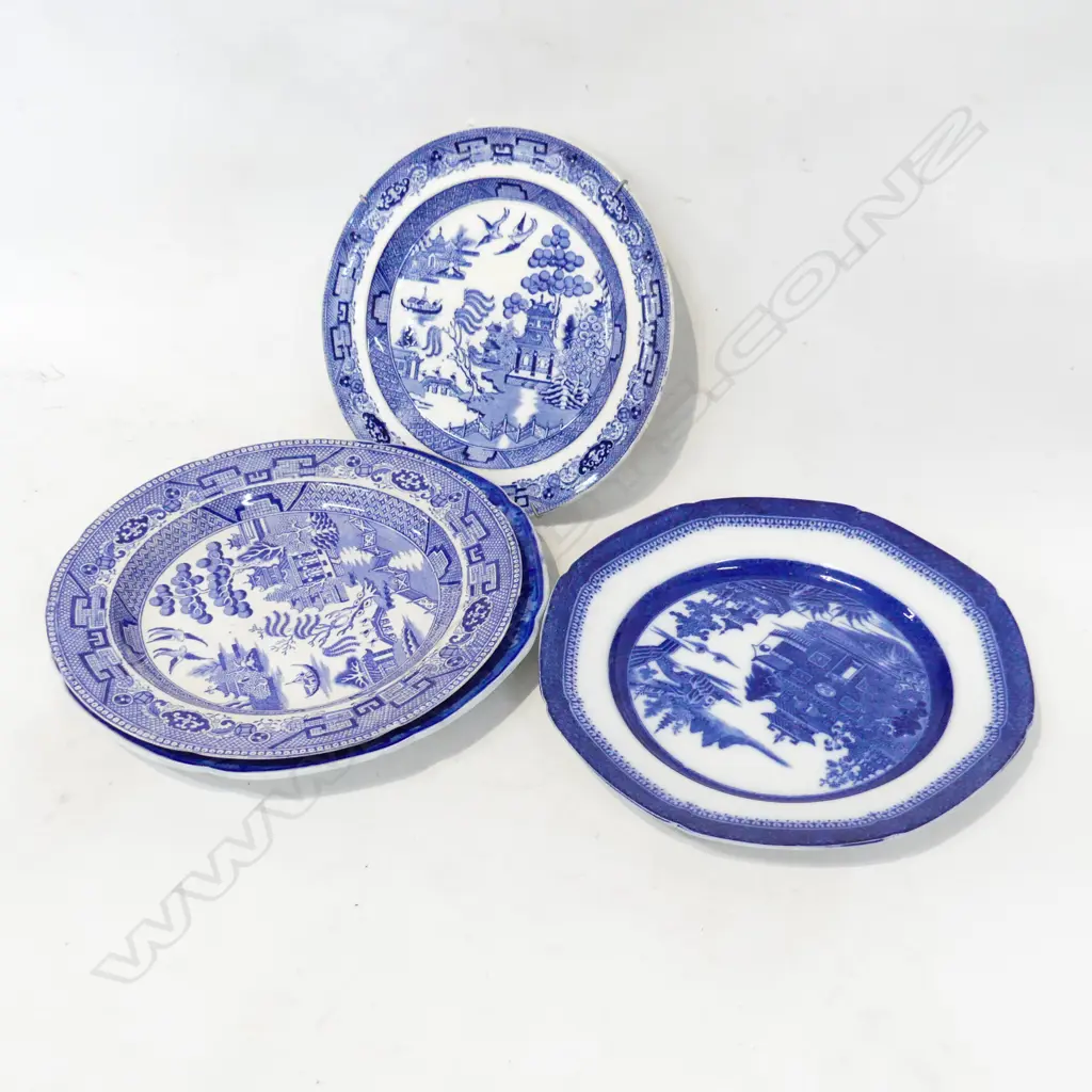 4 ANTIQUE WILLOW PATTERN PLATES 245mm dia Image 1++