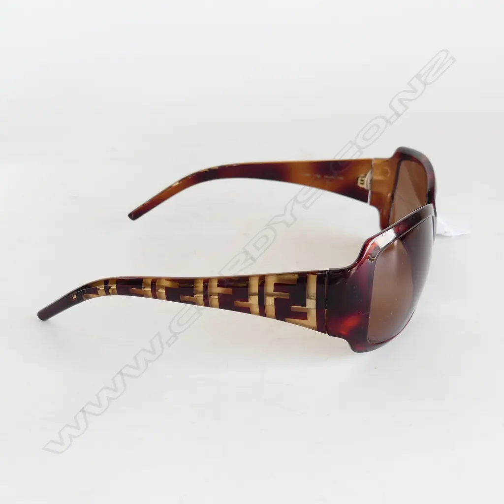 VINTAGE FENDI LADIES OPTICAL SUNGLASSES IN MARC JACOBS CASE Image 1++