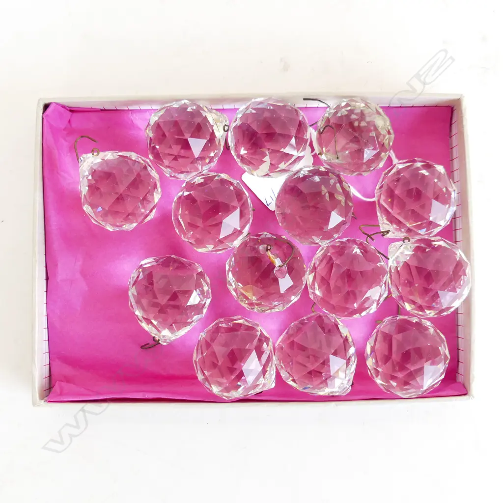 14 QUALITY VINTAGE CUT CRYSTAL FACETED BALLS WITH BRASS HANGING WIRE D. 40MM Image 1++