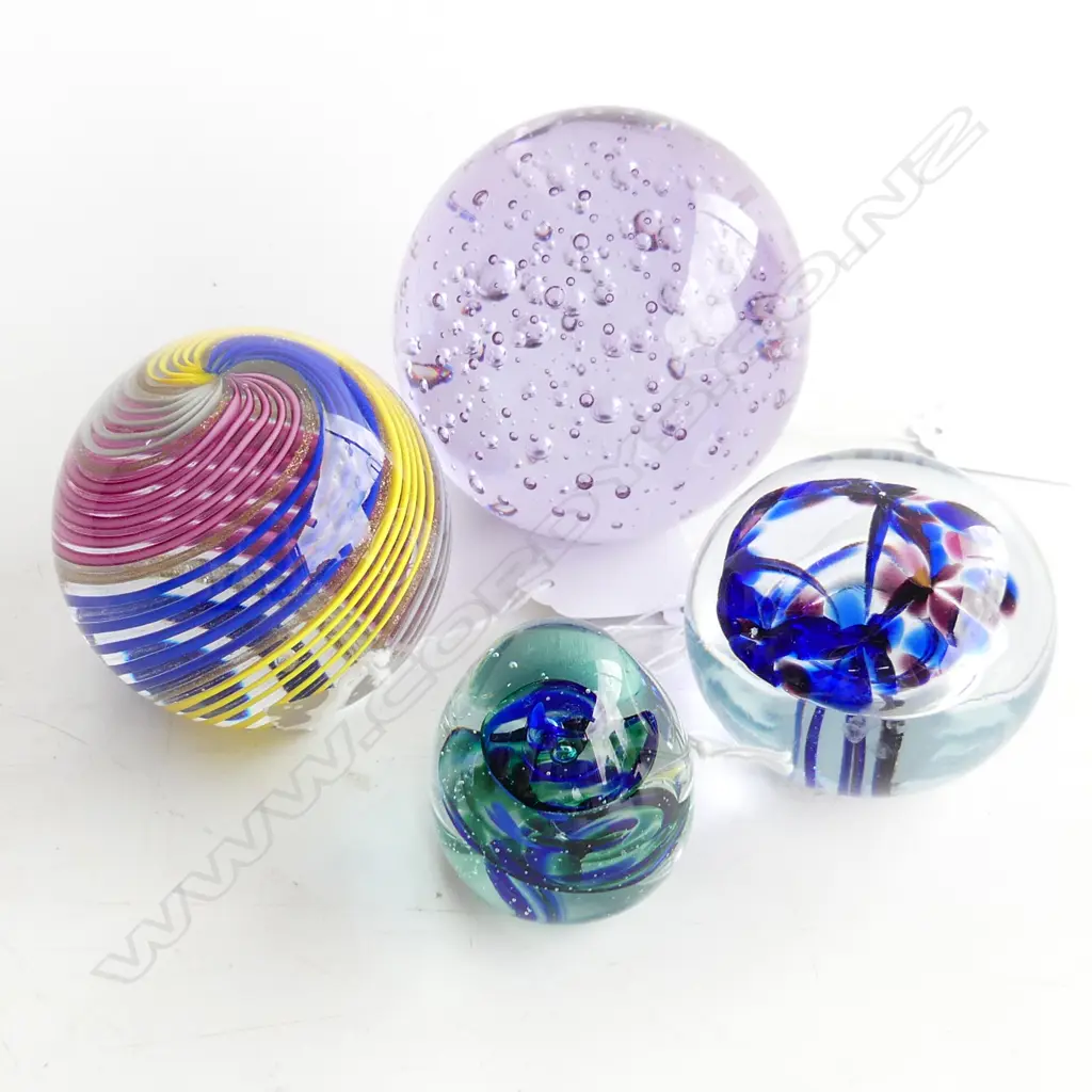 4 HAND BLOWEN GLASS PAPER WIEGHTS LARGEST 90MM Image 1++