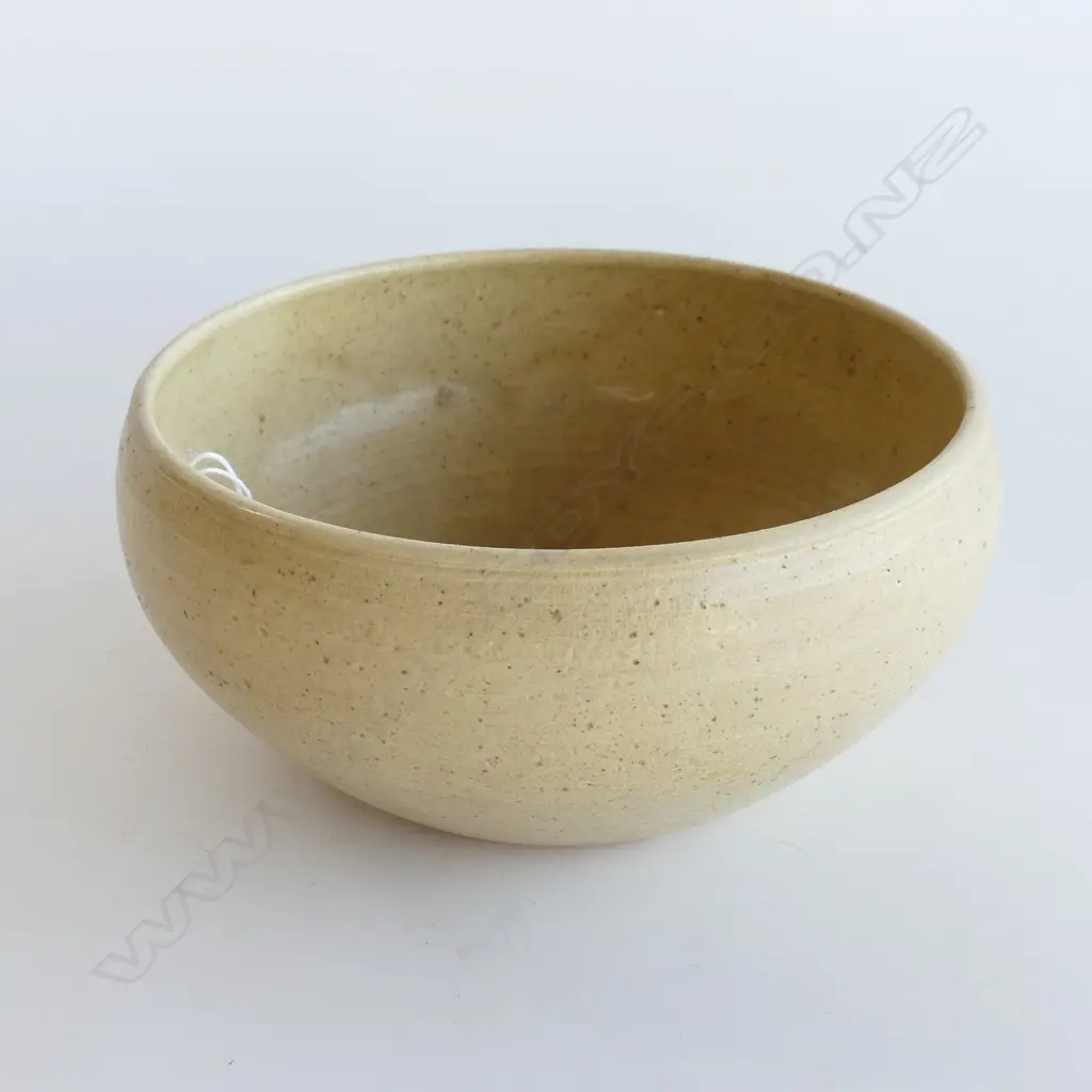 SONG-MING? CREAM GLAZE ALMS BOWL, DIA190mm Image 1++
