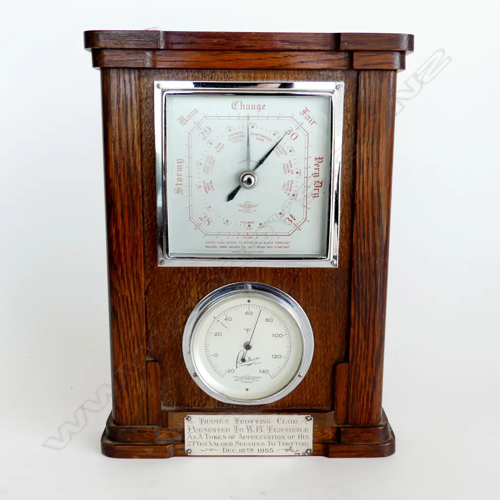 OAK CASED BAROMETER & THERMOMETER THAMES TROTTING CLUB INSCRIPTION ON SILVER 1955 H. 30CM Image 1++