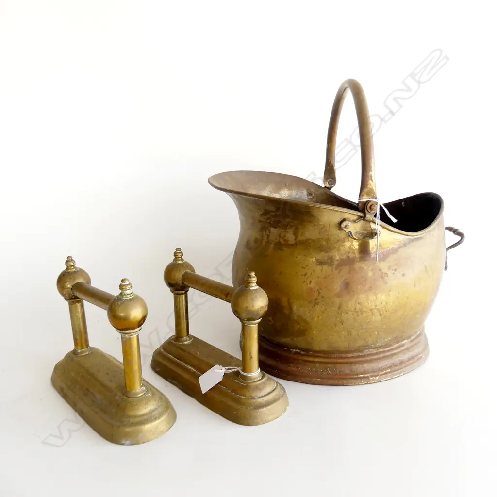 BRASS COAL SCUTTLE (H. 150mm not incl handle)  & PR FIRE DOGS  Image 1++