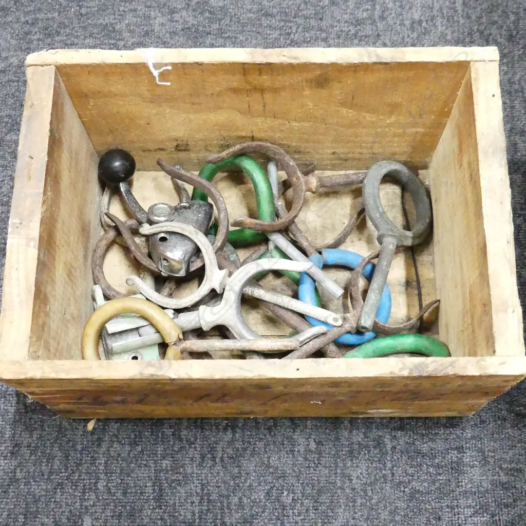 BOX OF ASST ROWLOCKS ETC Image 1++