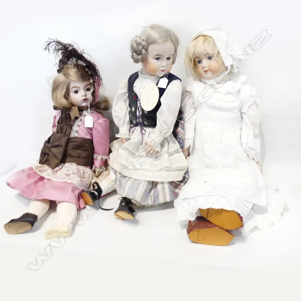 3 MODERN DOLLS. PORCELAIN HEADED ONE WITH JANIS HARRIS LABEL.  Image 1++