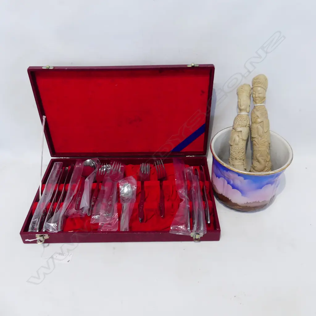 4 ITEMS. PAIR RESIN CHINESE FIGS H. 290mm BOXED PLATED CUTLERY SET & SMALL SYLVAC JARDINIERE 180X145mm Image 1++