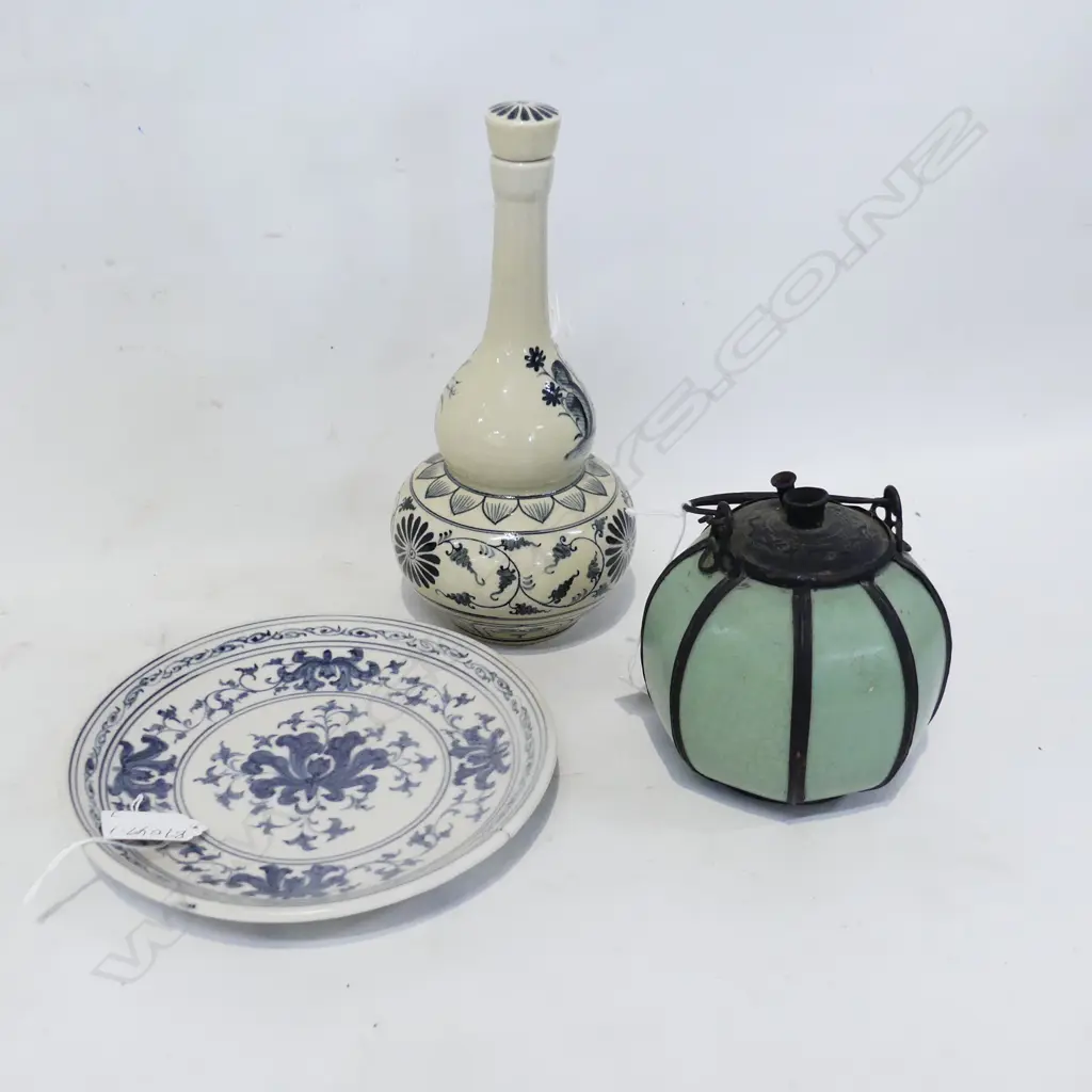 3 CERAMIC ITEMS DOUBLE GOURD VASE H.240mm PORCELAIN DISH D185mm AND METAL CLAD CIRCULAR H.130mm Image 1++