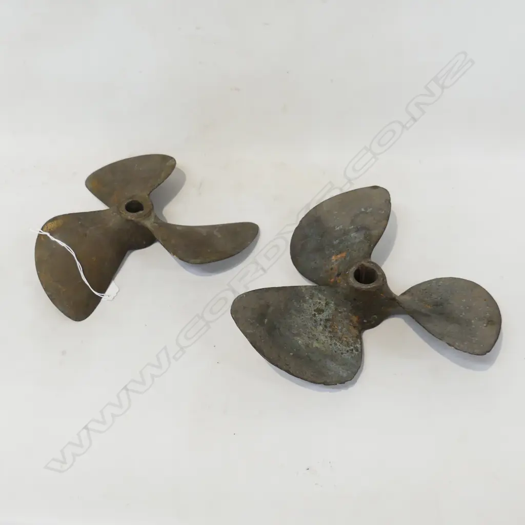 2 VINTAGE BRASS PROPELLERS DIA250MM +/- Image 1++