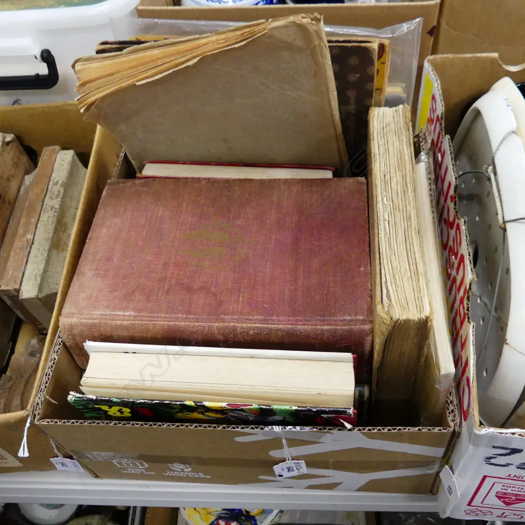 COLLECTION OF 11 CHILDREN'S COMICS & ANNUALS, 1 BOOK SIGNED 'EDMUND HILLARY III D', & BOOK 'THE ART OF MAGIC' Image 1++