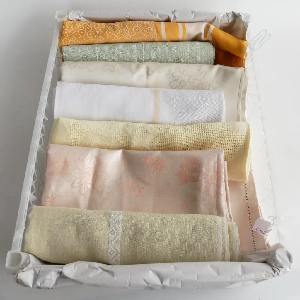 TRAY OF VINTAGE LINEN 7 TABLE CLOTHES LARGEST 1M600MM Image 1++