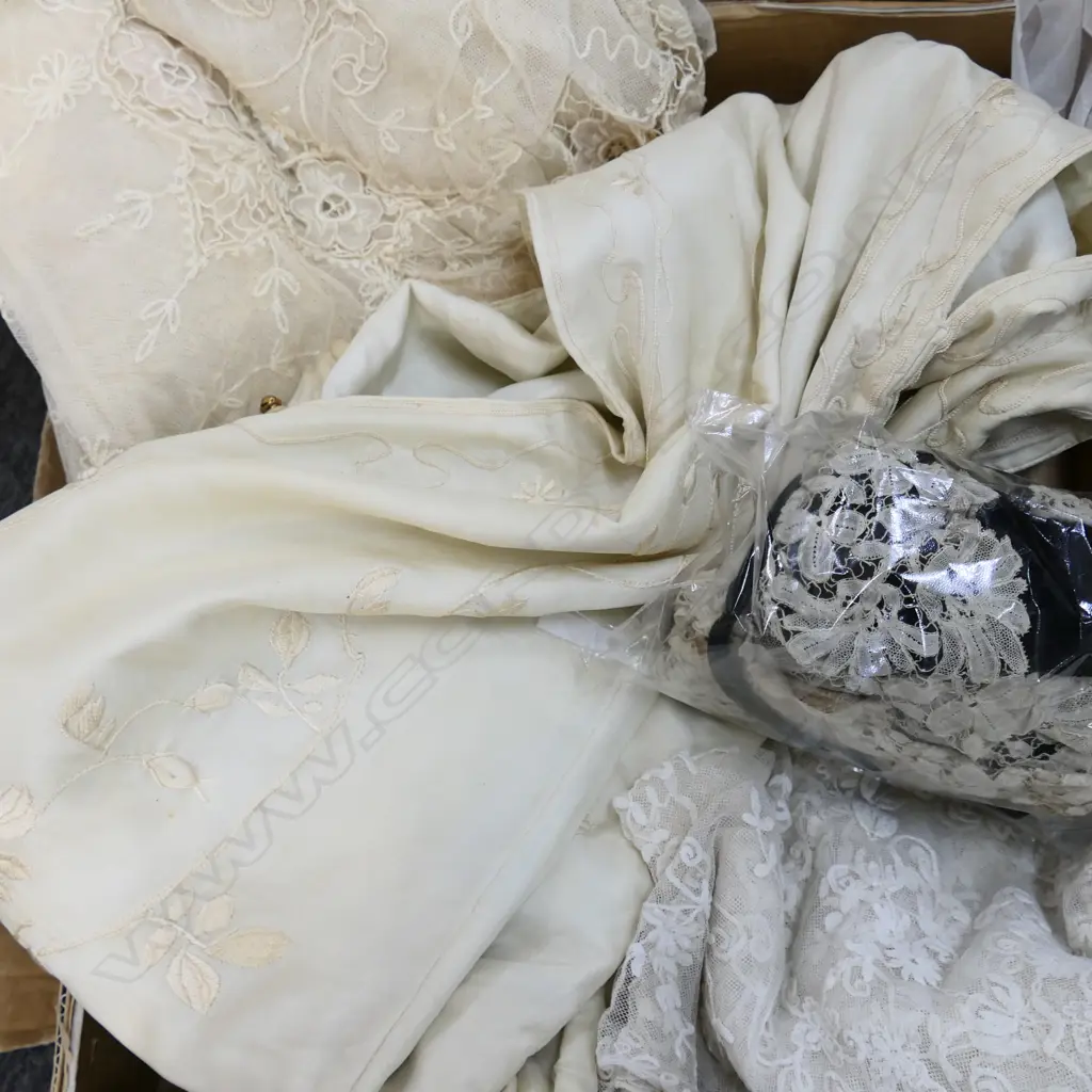 BOX OF VINTAGE FASHION Image 1++