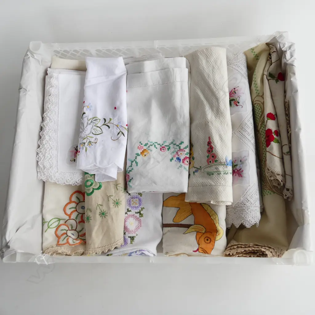 TRAY OF VINTAGE LINEN 4 TABLE CLOTHES LARGEST 880MM 6 SERVIETTES & 10 EMBROIDERED PCS Image 1++