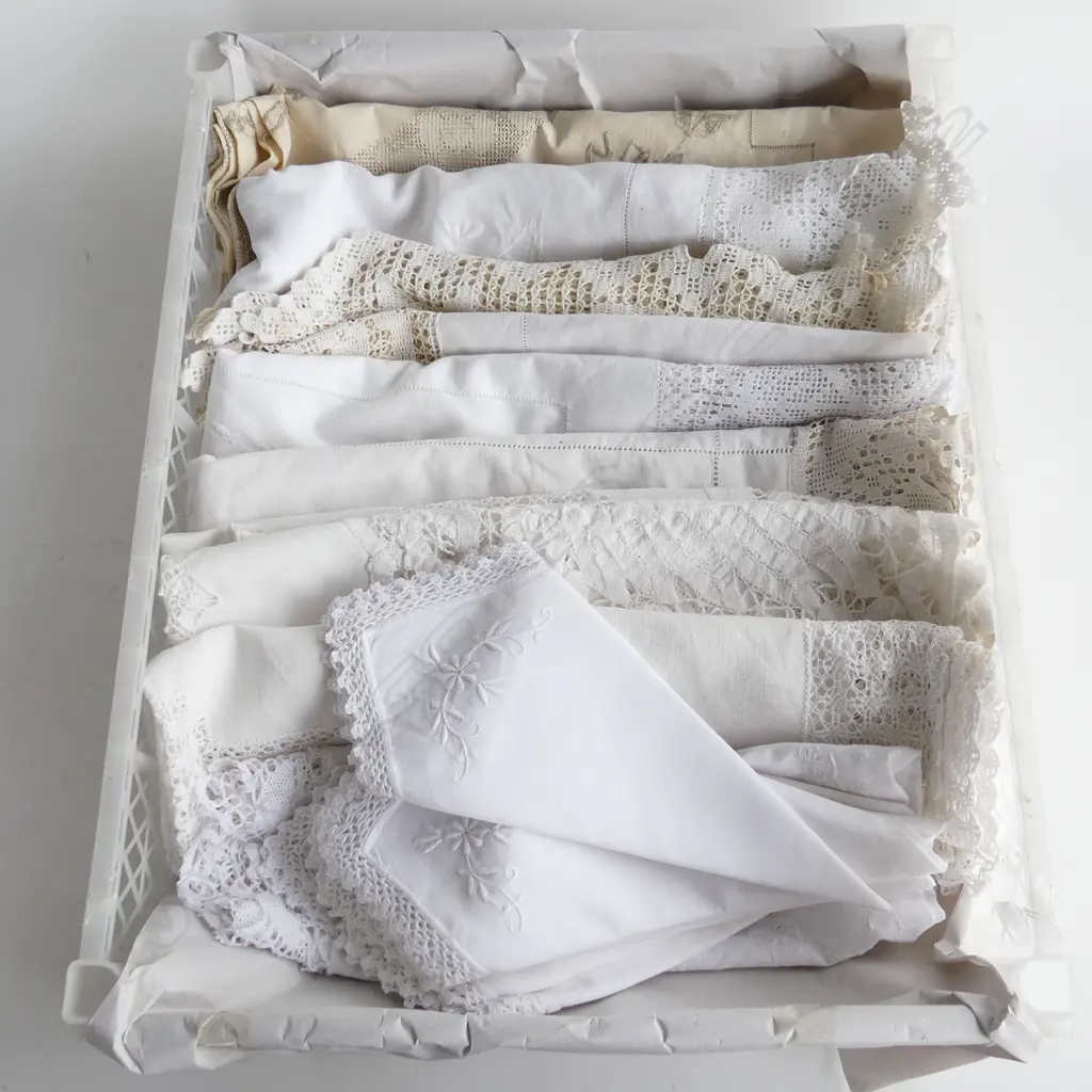 TRAY OF VINTAGE LINEN 7 TABLE CLOTHS LARGEST 1M20MM 8 LINEN NAPKINS & PLACE MAT Image 1++