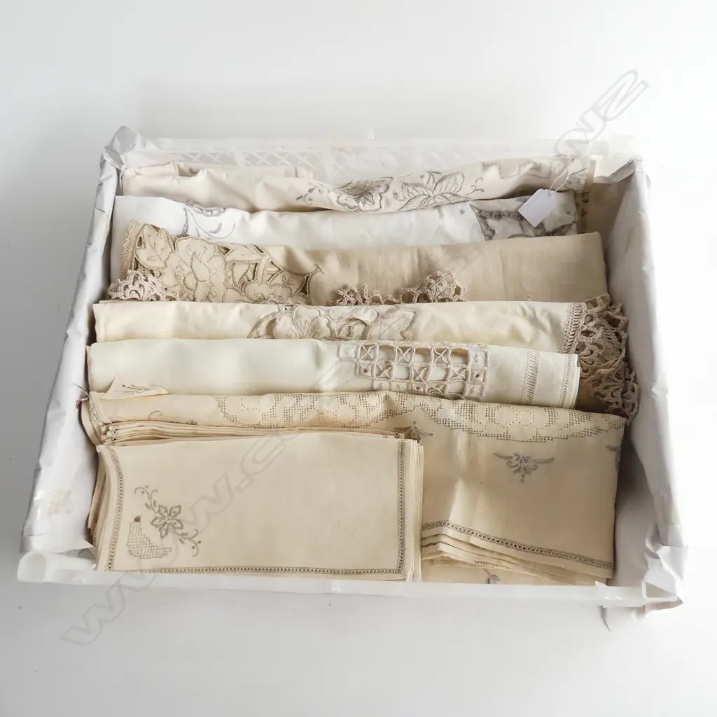 TRAY OF VINTAGE LINEN 6 TABLE CLOTHES LARGEST 1M 800MM WITH 12 MATCHING NAPKINS Image 1++