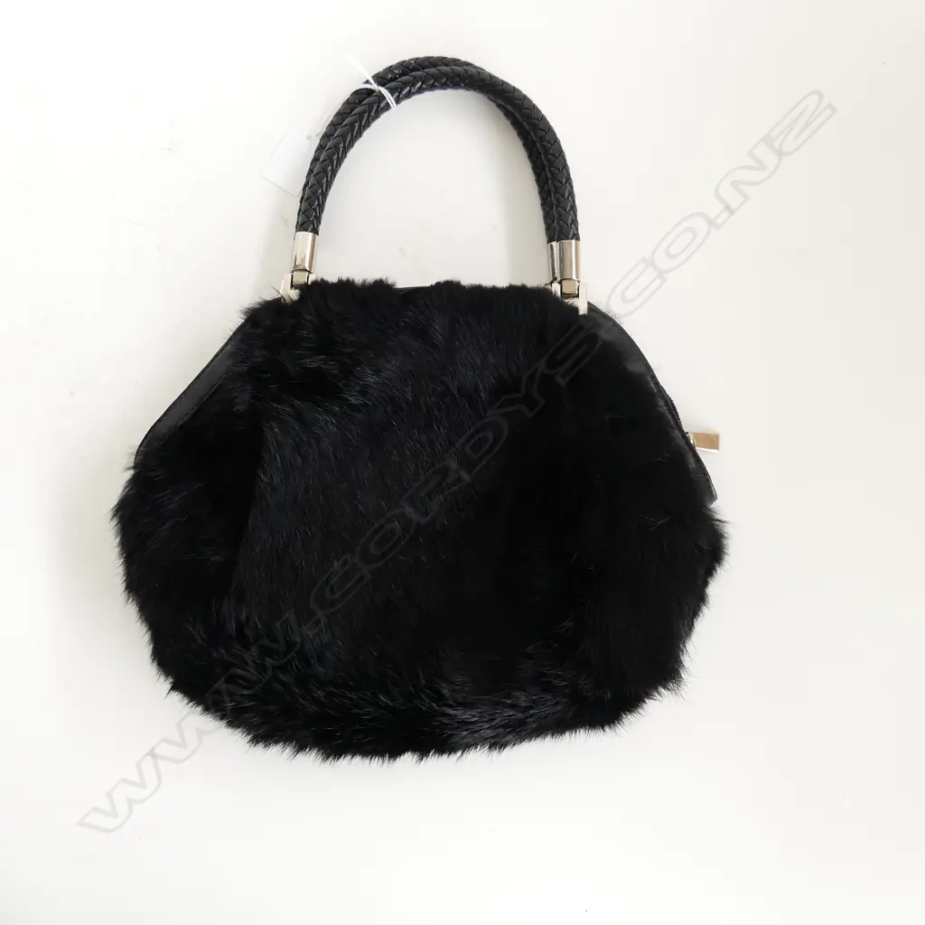 UNBRANDED BLACK FUR HANDBAG 270 x 220mm Image 1++